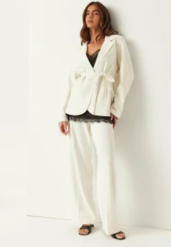 BUBBLEROOM Juhlableiserit|Rennot Bleiserit*Belt Detail Blazer