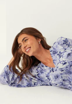 BUBBLEROOM Röyhelöpuserot|Kuviolliset Puserot*V-neck Smock Blouse